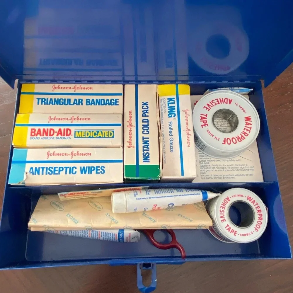 🖤 Vintage 1980s Johnson & Johnson Wall Mount Metal First Aid Kit #8161